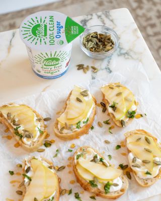 Need a quick, easy, and delicious treat to bring to your next Holiday party? Try our new recipe for Pear Toast with Yogurt and Mint. 🍐🌱 (Made even better with our @tasteforlife Award-Winning Unsweetened Plain Oatgurt!). #HälsaFoods